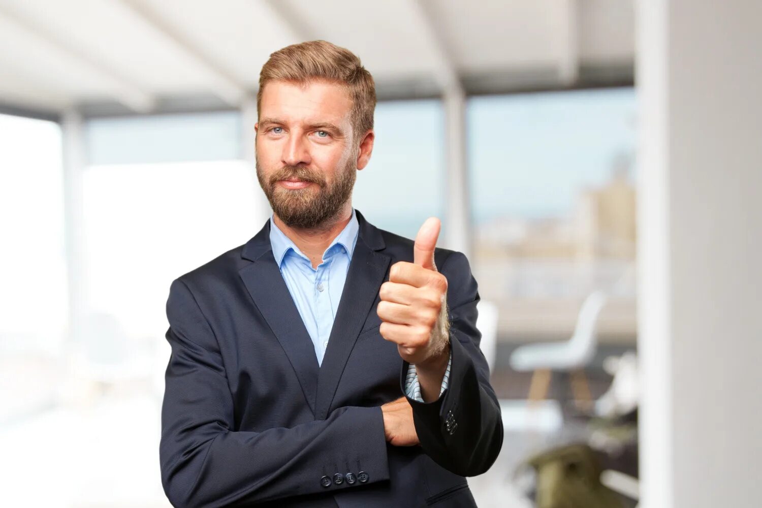 Довольный бизнесмен. Человек радуется. Счастливый бизнесмен. Довольный банкрот. Бизнесмен.