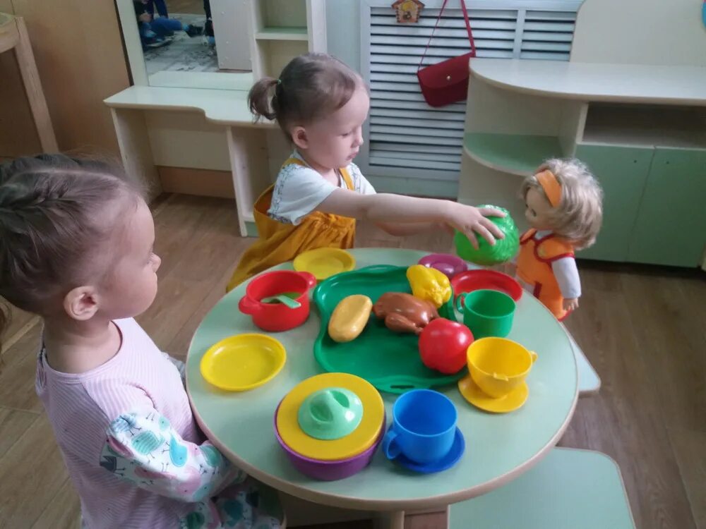 Готовка рисунок для детей. Кукла готовит обед. Барби экстра кухня. Сюжетно-ролевая игра обед. Кукла готовит обед.