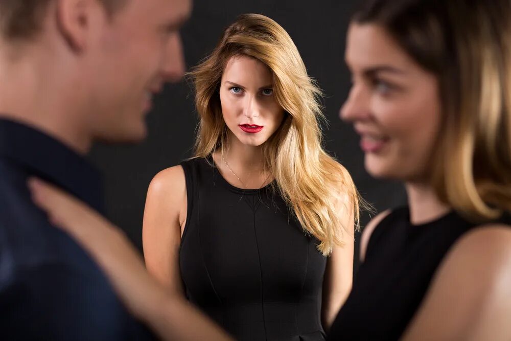 Девушка завидует. Изменяет парню. Влюбленная женщина. Она увела девушку. Отношения любовный треугольник.