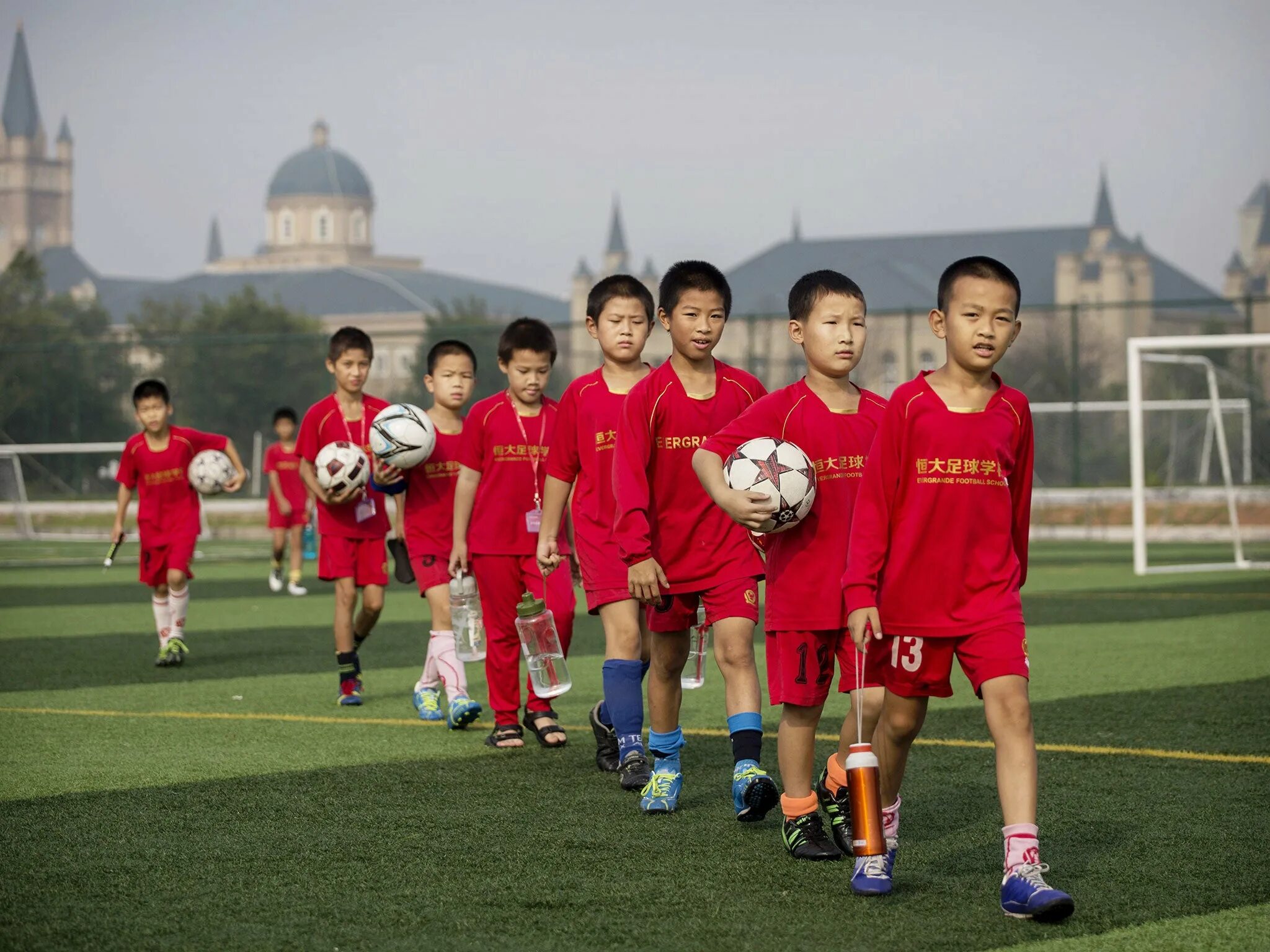 Китайские спортивные игры. Китайские футболисты. Китайская сборная по футболу. Футбольная команда Китая. Детский спорт в Китае.