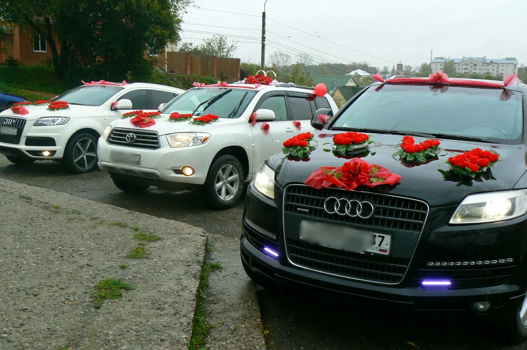 свадебный кортеж 2022. сиреневое украшение на машину. украсить машину шариками свадебные. украшение машины на свадьбу гостям. свадебный кортеж машина.