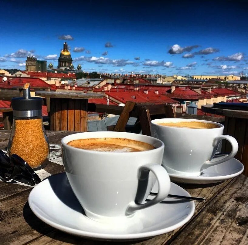 Картинки с добрым утром город. Чашка кофе. Доброе утро Питер. Чашка кофе с видом на город. Чашка кофе в Питере.
