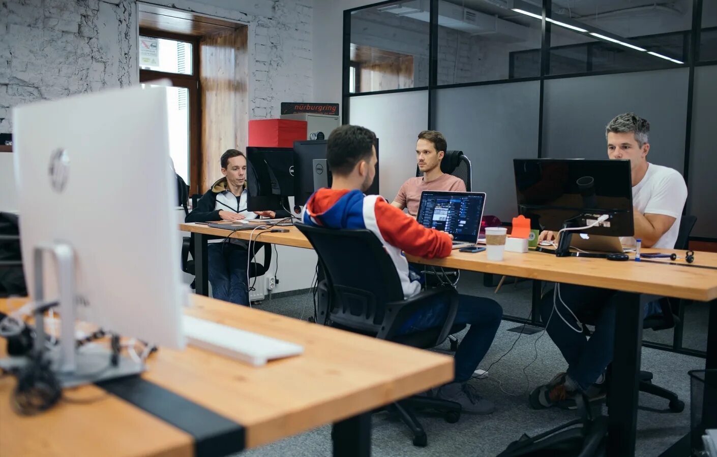 Программист c#. Офис программистов. Штаб квартира касперского. Специалист в it-индустрии. Офис с сотрудниками.