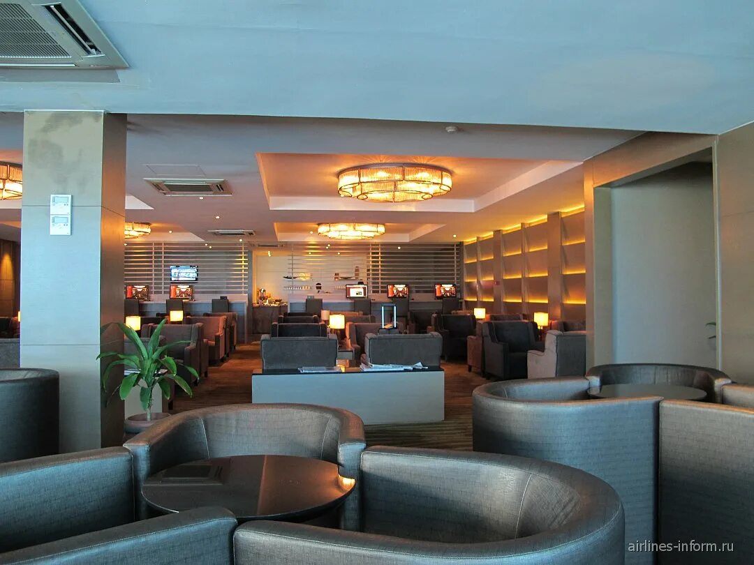 Бизнес залы аэропорта бангкок. Бизнес-зал Plaza Premium Lounge. Аэропорт Мале вип зал. Бизнес зал в аэропорту Мале. Лаундж Мале аэропорт.