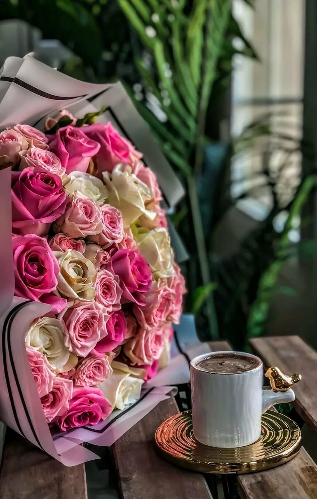 Букеты утро. Кофе и цветы. Утренние цветы. Букет цветов «утренний». Роскошные цветы стильно.