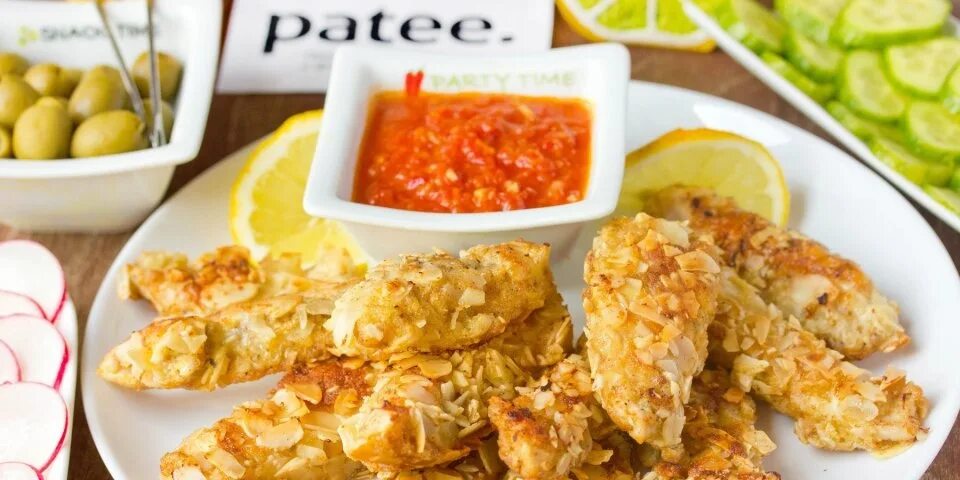 Наггетсы из куриного филе с сыром. Курица в миндальной панировке. куриное филе в миндальной панировке. куриная грудка в миндале. куриное филе в миндальных лепестках.