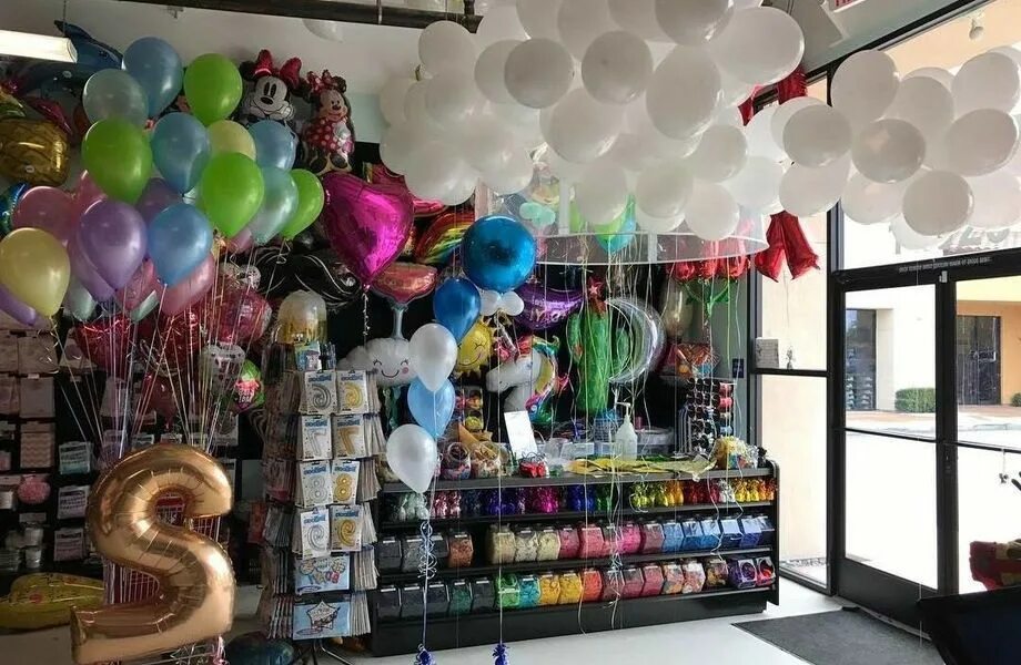 Магазин шаров интерьер. Магазин воздушных шаров интерьер. Интерьер магазина шаров и подарков. Интерьер магазина для шариков воздушных.