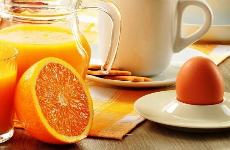 Завтрак с апельсиновым соком. Яйца и апельсин. Яйца апельсиновый сок. Яйца и Цитрусы. Апельсин на завтрак