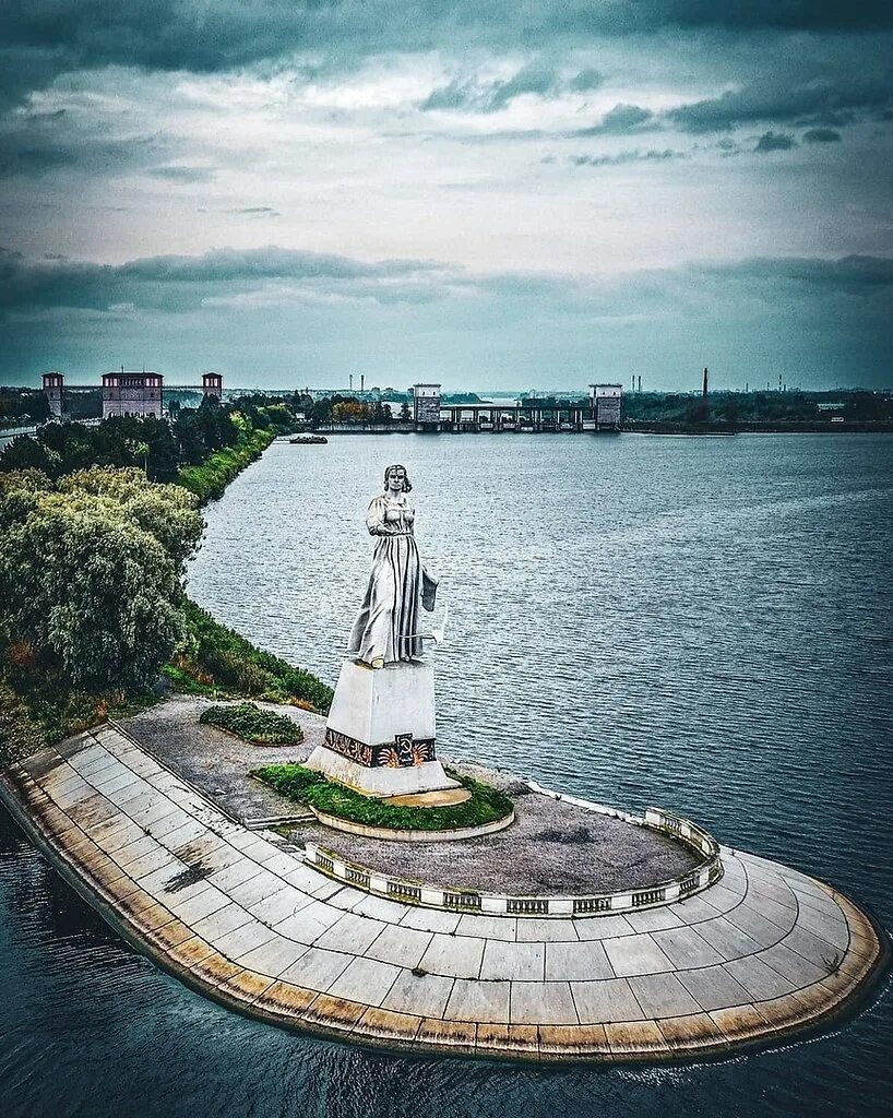 Волга рыбинск. Волга рыбинск. Рыбинск статуя мать-волга. Река волга рыбинск. Монумент волга рыбинск.