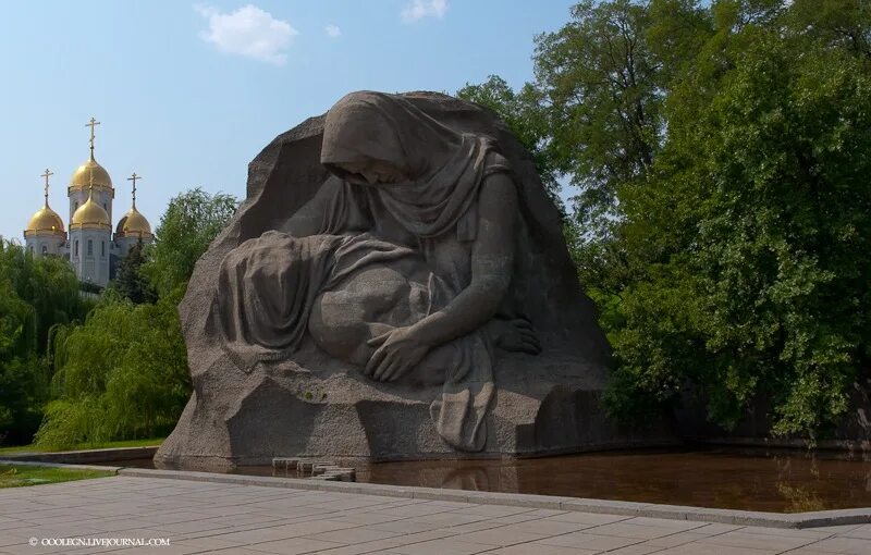 Мамаев курган волгоград скорбящая мать. Скорбящим матерям слушать. Площадь скорби на мамаевом кургане. Вучетич скорбящая мать. Скорбящим матерям слушать.