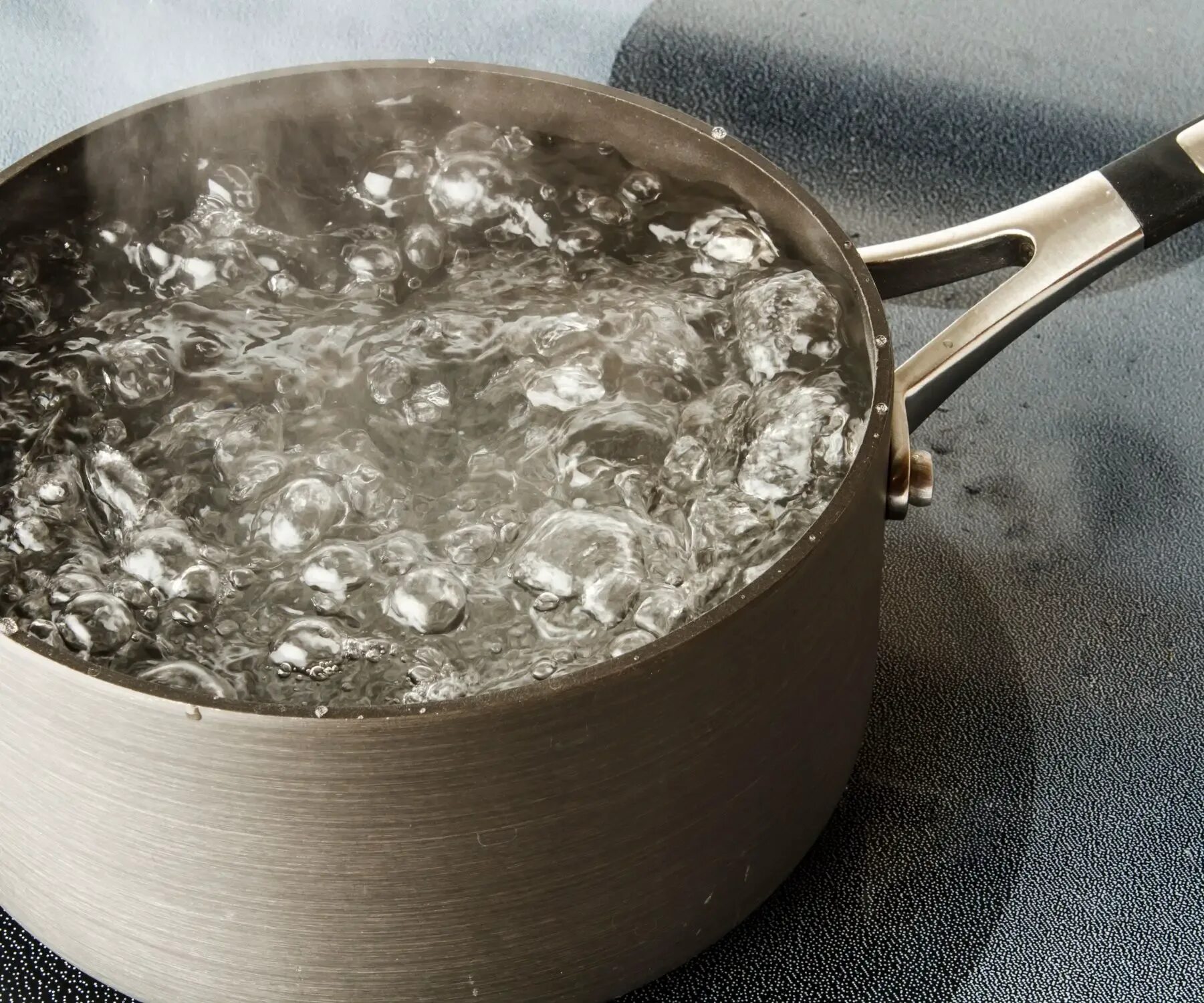 Кипящее состояние. Кипящая вода. кипящее серебро. кипение воды. кипячение воды.