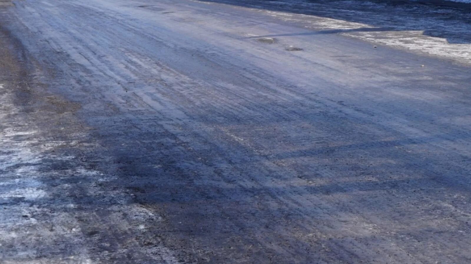 Поскользнулся на льду. Наледь на дороге. Гололед картинки. Гололеда 6. Заснеженный тротуар.