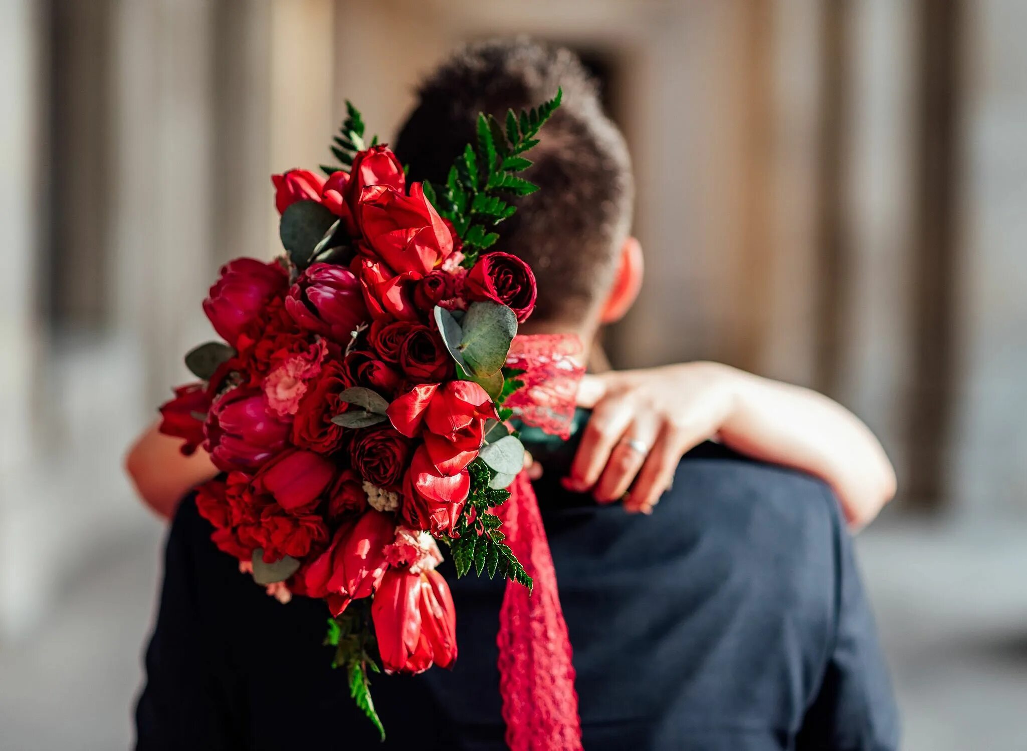 Шикарные подарки для женщин. Домашние цветы в подарок. 6 цветов можно дарить. Дарит цветы. Цветы подарок для девушки.