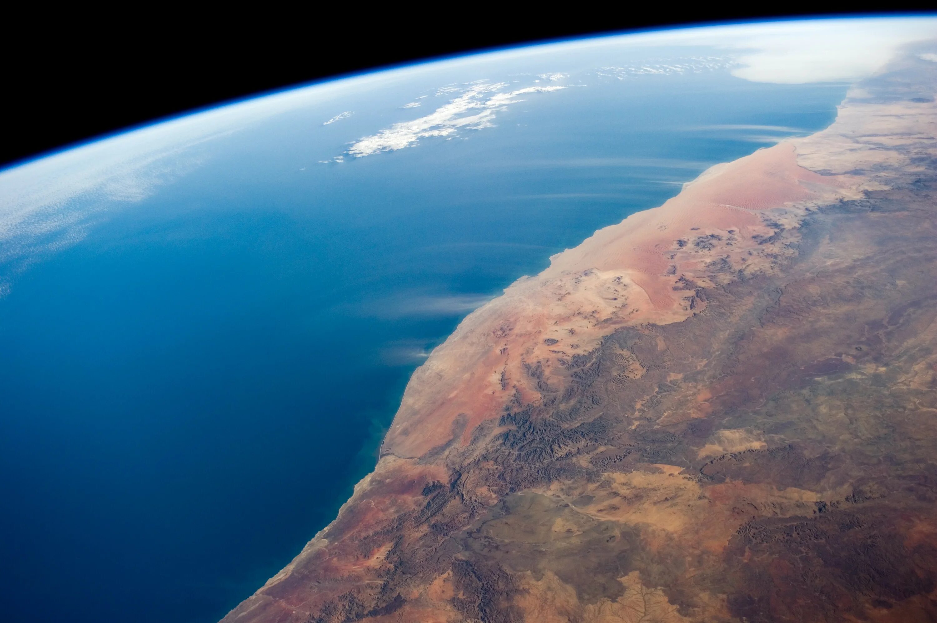 Планета океан. Пустыня Намиб вид из космоса. Пустыня Намиб и Атлантический океан вид из космоса. Тихий океан со спутника. Атлантический океан из космоса.