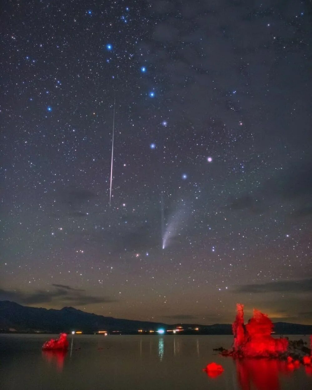 Комета в хабаровске сегодня. Кометы и Метеоры. Комета в ночном небе. Метеоры космос. Звездное небо с кометой.