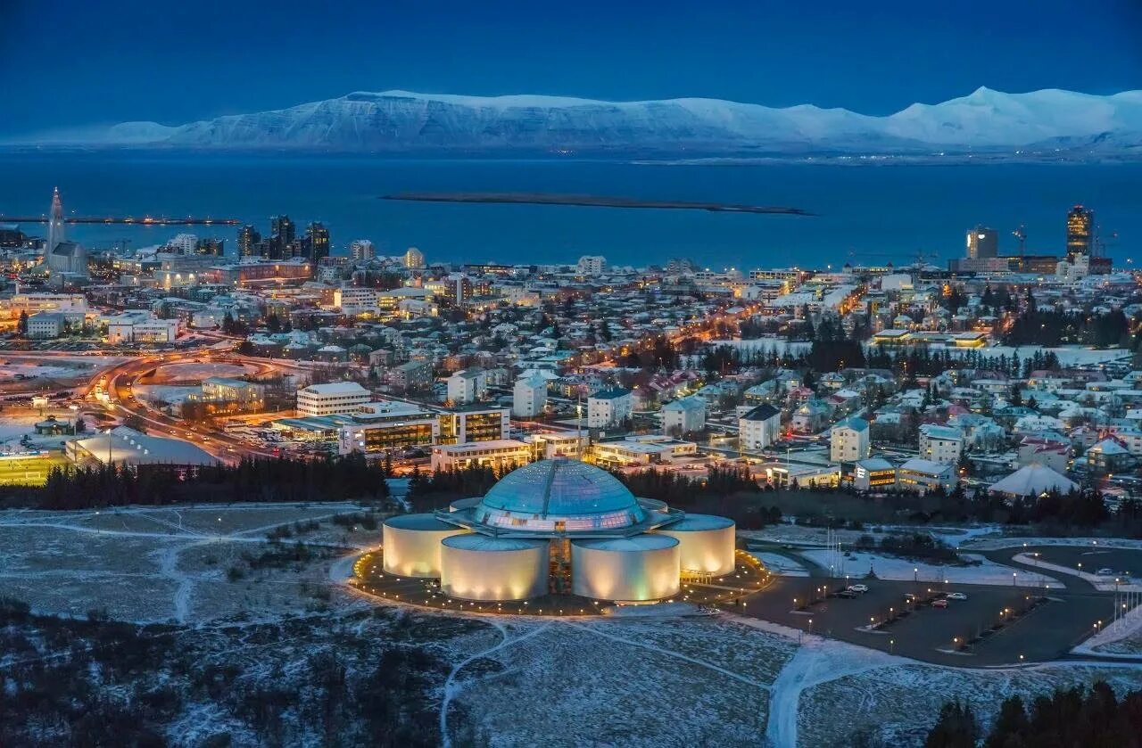 Рейкьявик это. Рейкьявик столица Исландии. Исландия столица Рейкьявик достопримечательности. Перлан Исландия. Исландия Рик Явик.