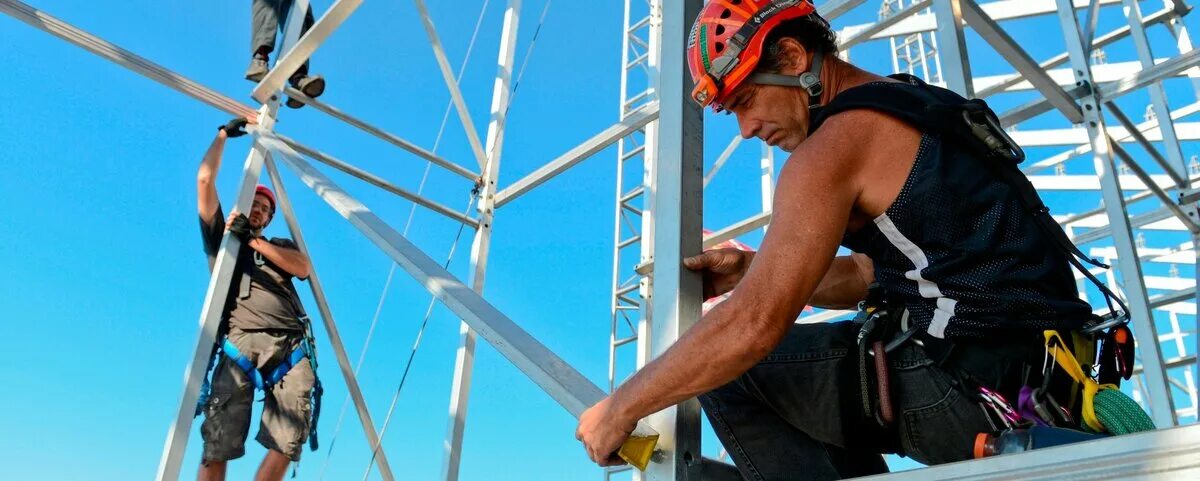 работы на высоте. промышленный альпинизм. монтажник на высоте. работы на высоте. охрана труда на высоте.