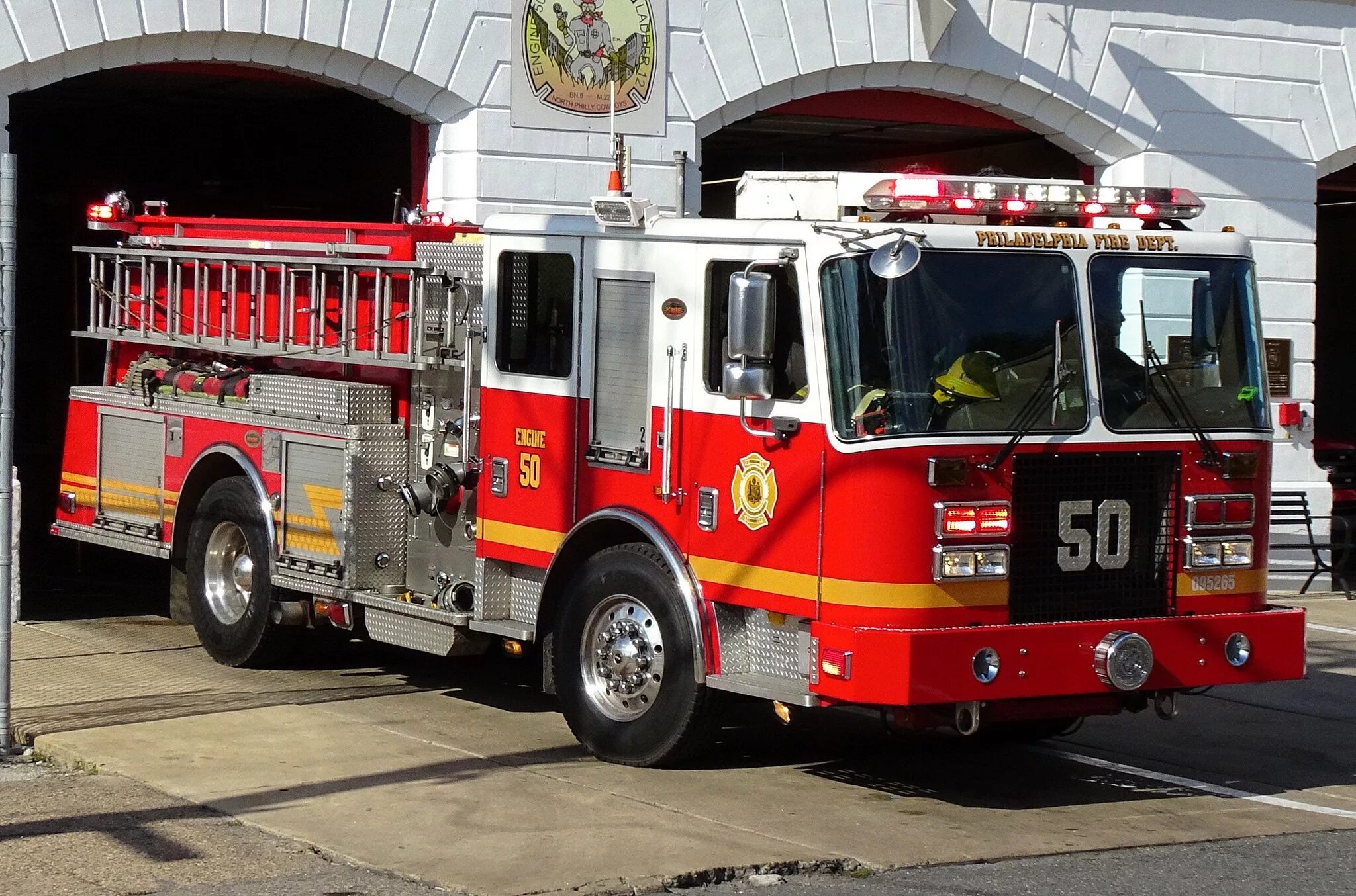 Пожарная машина КМЕ International. Пожарная машинка (20 см) Fire-Fighting vehicle bp738. Пожарный фургон. Пожарный грузовик
