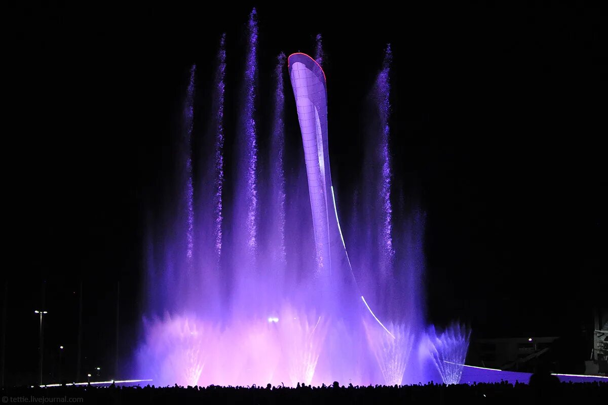 Время поющих фонтанов. Олимпийский фонтан Сочи. Поющие фонтаны в Олимпийском парке. Сочи парк фонтан. Музыкальный фонтан Сочи Олимпийский парк.