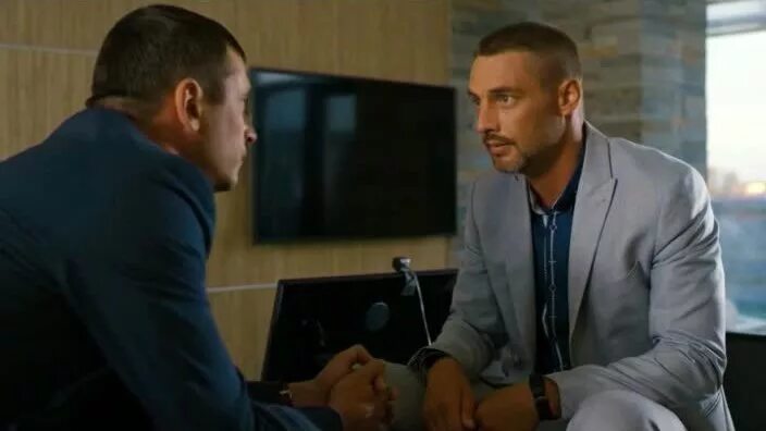 Две сплошные с линиями внутри. 2 сплошные линии. Сплошная разделительная полоса. Сплошная между полосами. Двойная сплошная сериал антон батырев.