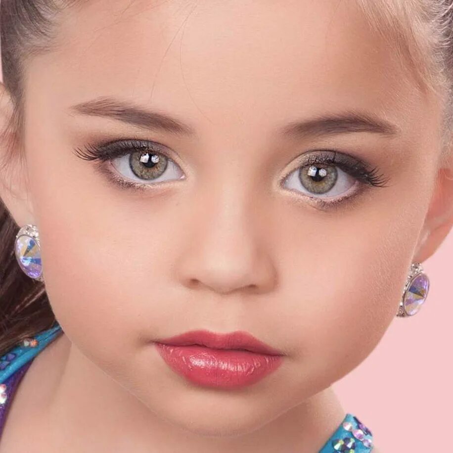 Красивые макияжи для девочек 10 лет. Kristina Pakarina cumonprintedpics. Макияж для детей. Накрашенные дети. Самый красивый детский макияж.