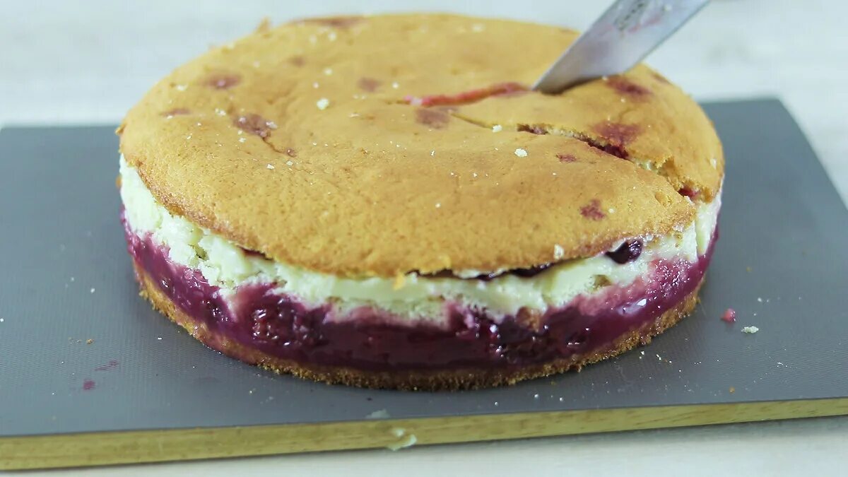 Вишневый песочный тарт. Террорский пирог с вишней. Пирог с заварным кремом и вишней. Вишневый пирог с кремом. Тарт татен с вишней.