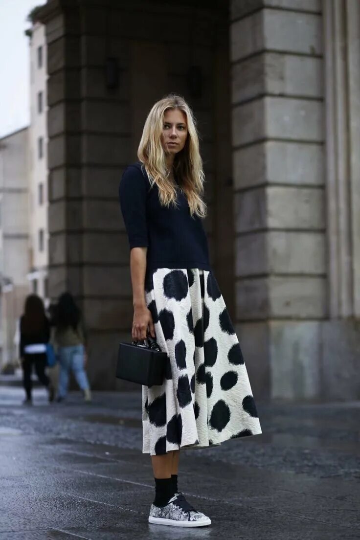 Midi style. Юбка миди street style. юбка с кроссовками. кроссовки с юбкой миди. стильный черно белый образ.