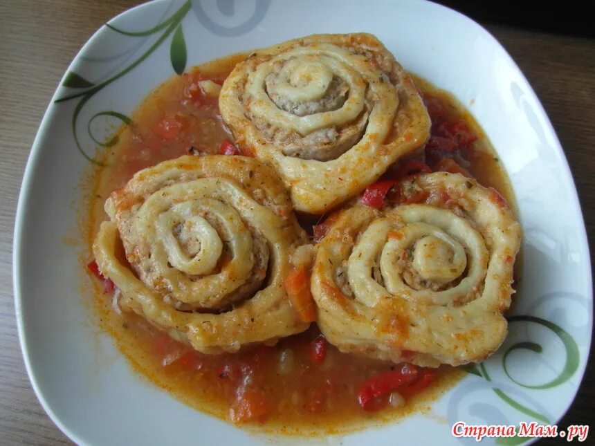 Фарш в тесте. Рулетики из теста с фаршем. Пирог из лаваша с фаршем. Тесто с фаршем рулетом. Фарш в слоеном тесте в духовке.