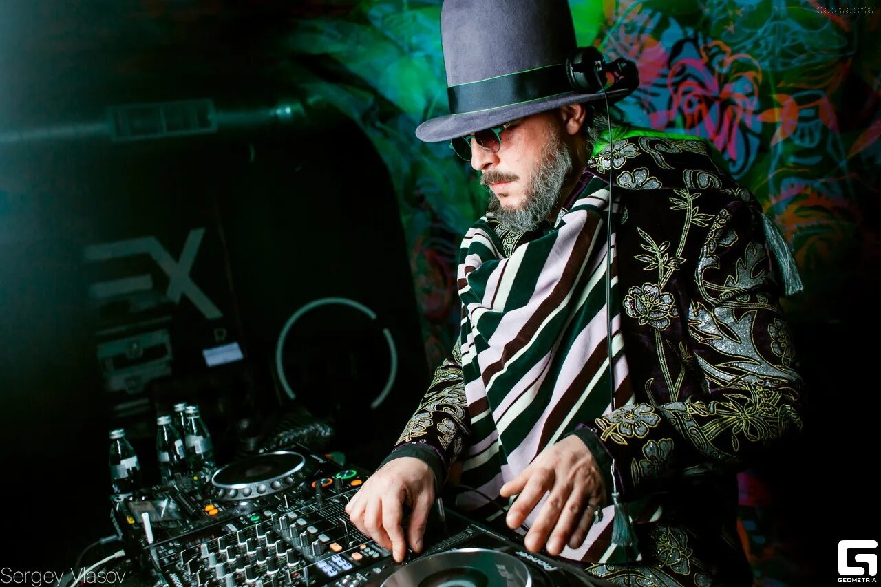 Dj list. Глухов александр диджей. дж лист. диджей list. александр лист диджей.