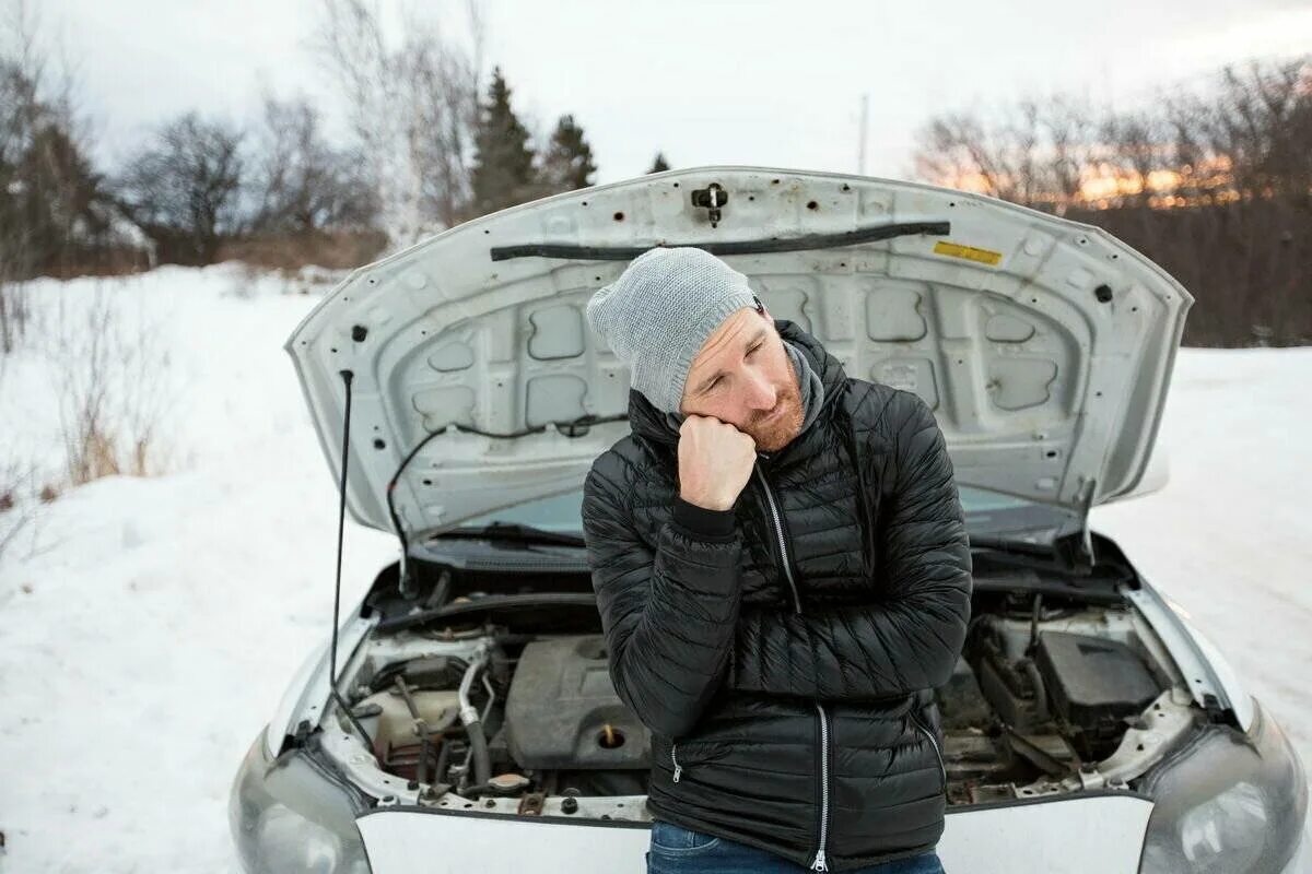Не заводится авто. Сломалась машина зимой. завести автомобиль зимой. авто не заводится зимой. автолюбитель зимой.