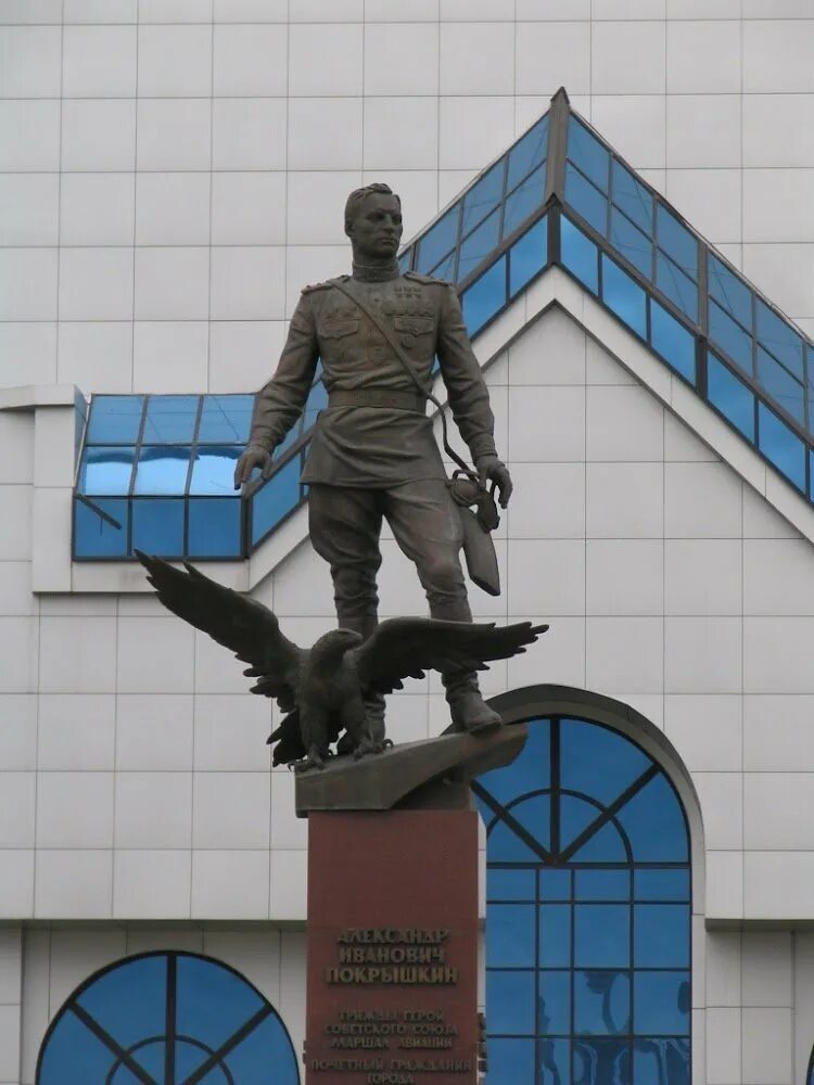 Памятники культуры в новосибирске. Памятник покрышкина в новосибирске. памятник маршалу покрышкину в новосибирске. памятник александру покрышкину в новосибирске. памятник покрышкину в новосибирске на маркса.