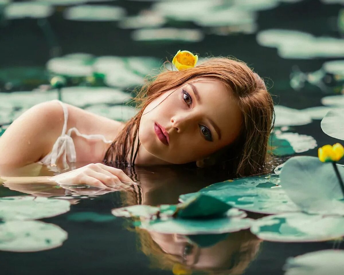 В воде приятно. Фотосессия в воде. девушка в воде фотосессия. девушка у пруда. красавица в воде.