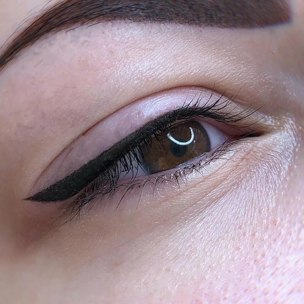 Татуаж стрелки. Eyeliner перманент глаз. Татуаж стрелки. Красивый татуаж глаз. Татуаж век межресничка со стрелкой.