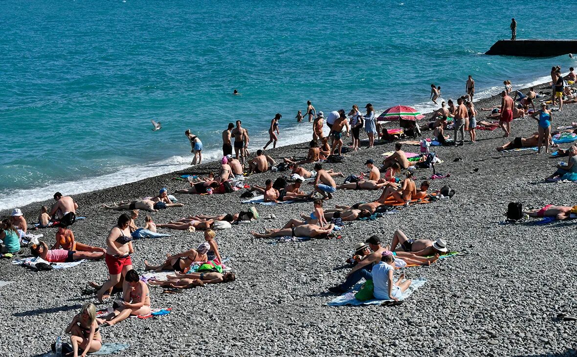 Есть ли ехать. Крым пляж туристы. Российские туристы на пляже. Пляжи российских курортов. Отдыхать на юге.
