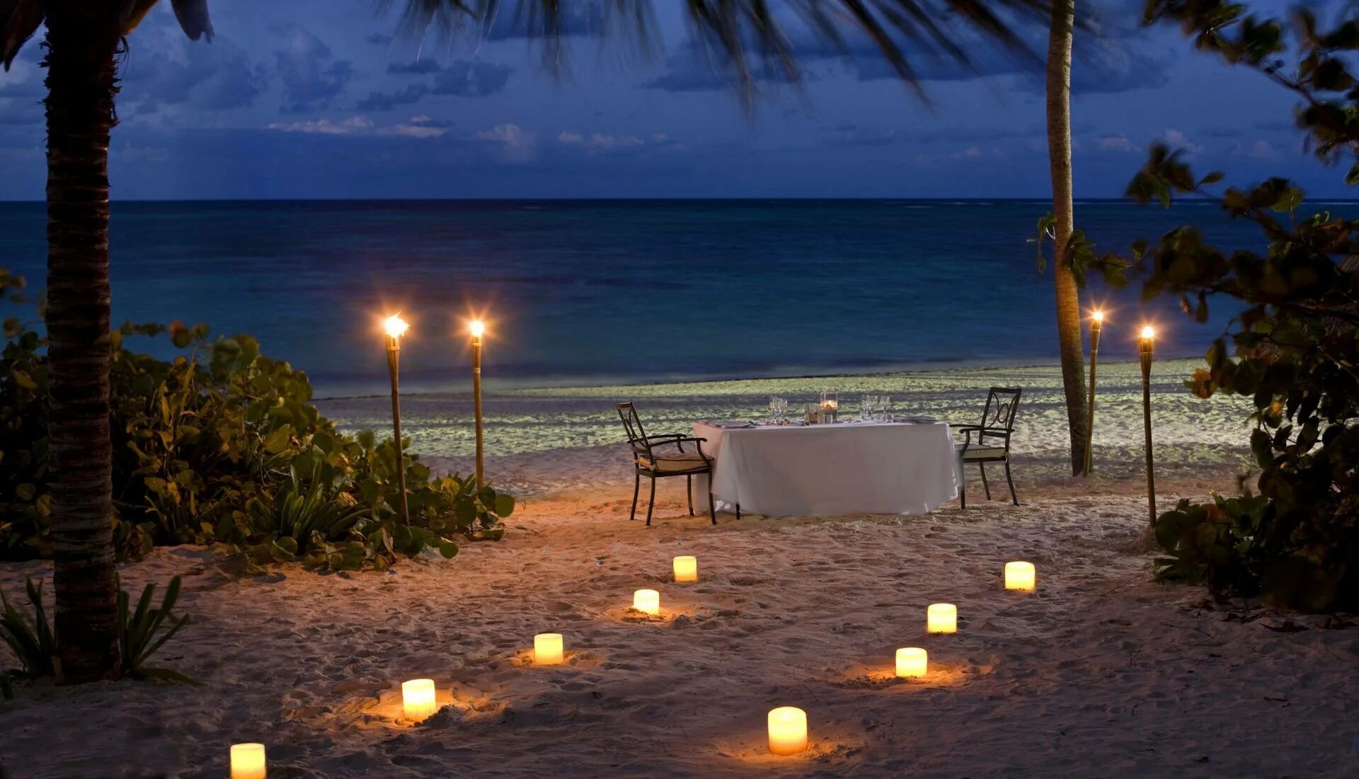 Beach date. Сансет Бич Мальдивы. Пляж ночью. Романтический вечер на берегу моря. Романтический закат.