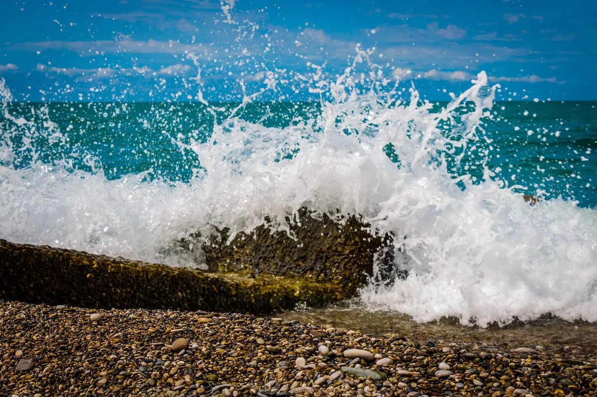 Брызги волн. Волны разбиваются о берег. Морские брызги. Море, волны разбиваются о камень.