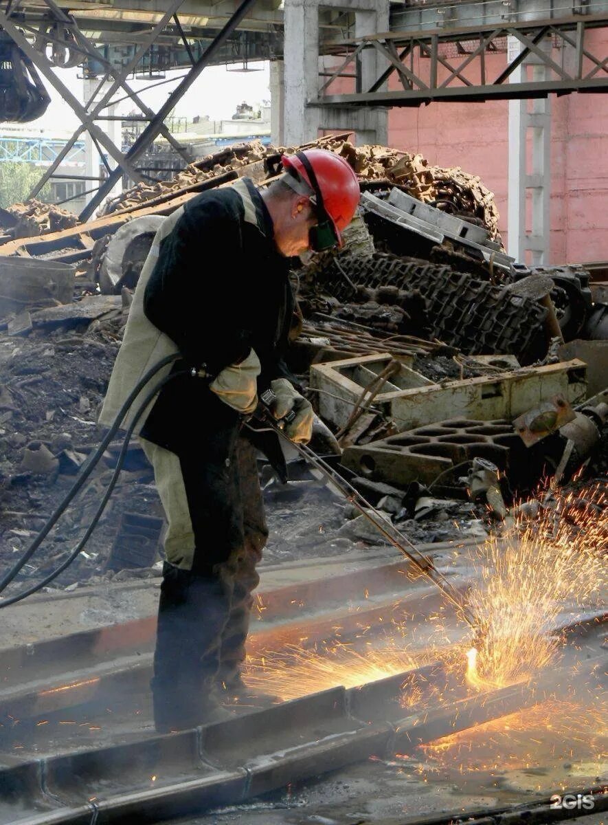 Демонтаж лом. Газорезчик металлолома. демонтаж металла. демонтаж металлоконструкций. демонтаж металлических конструкций.