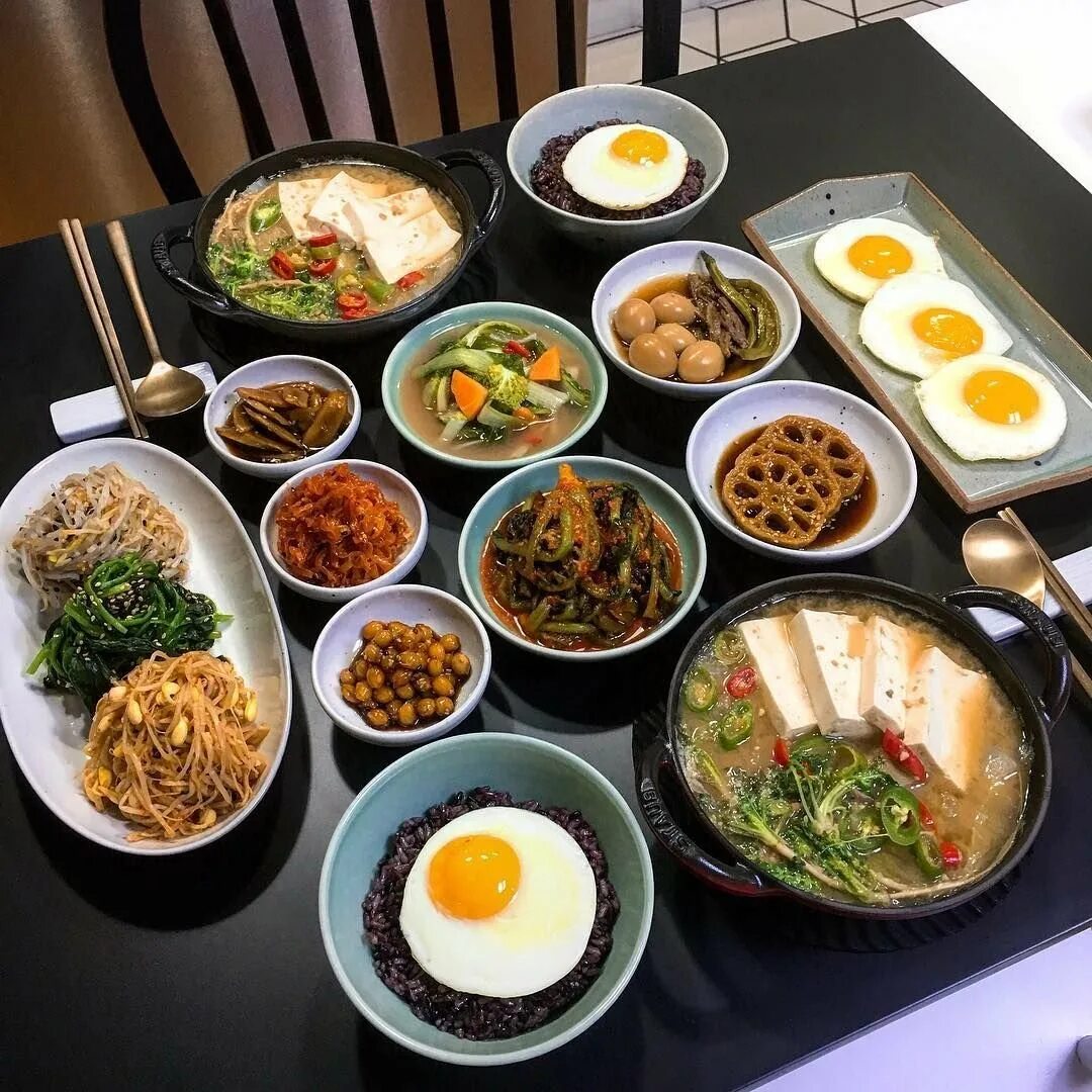 Южный обед. Корейская еда. Корейские блюду. Сервировка стола в корейской кухне. Кухня Южной Кореи.