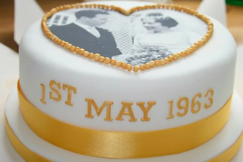 Шикарный торт на свадьбу. Юбилейный торт. Стильный свадебный торт. Торт на золотую свадьбу кремовый. Торт бонд джеймс бонд.