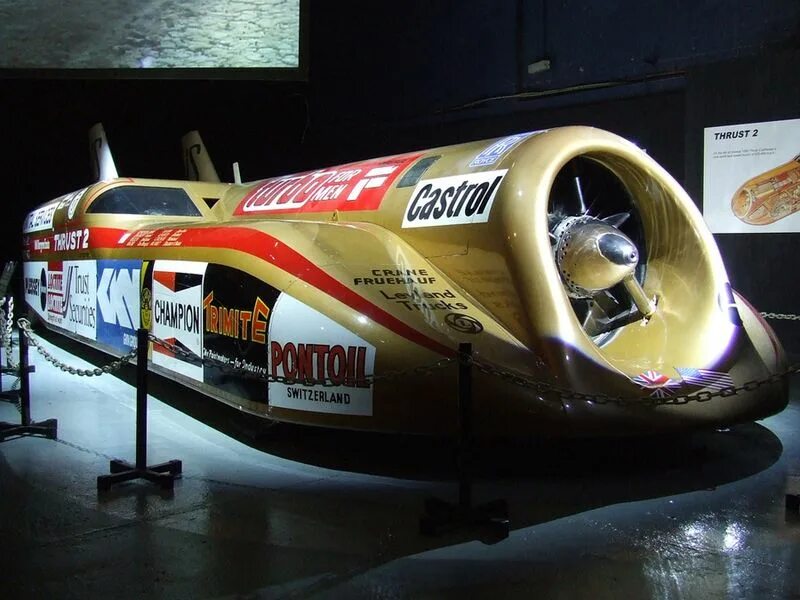 Рекорд скорости на машине. Болид Thrust SSC. Thrust SSC 1997. Рекорды скорости на автомобиле. Рекорд скорости.