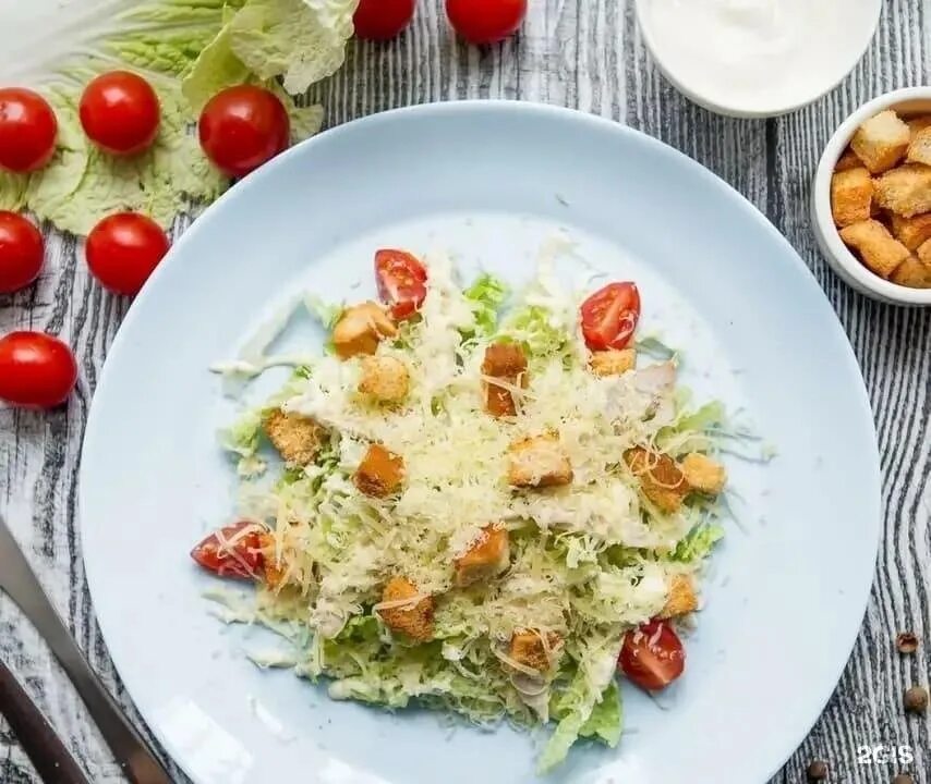 Салат с курицей от бельковича. Салат весенний. Миска для салата. Салат с курицей и арахисом. Салат огурец яйцо горошек.
