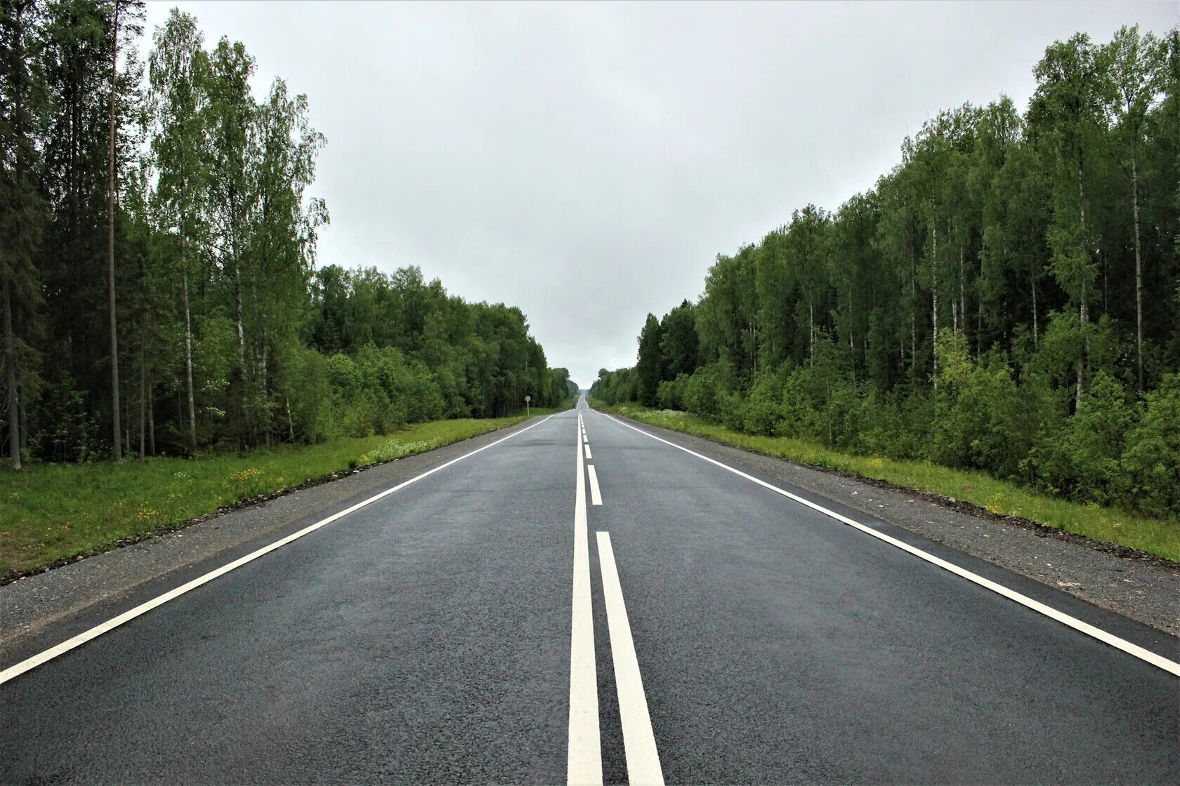 Рядом с теми которые дороги. Загородные дороги. Загородная дорога. Дорога Россия. Ровная дорога.