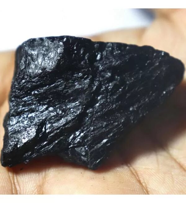Самый черный минерал. Шерл турмалин Африка. Минералы черного цвета. Черный Алмаз необработанный.