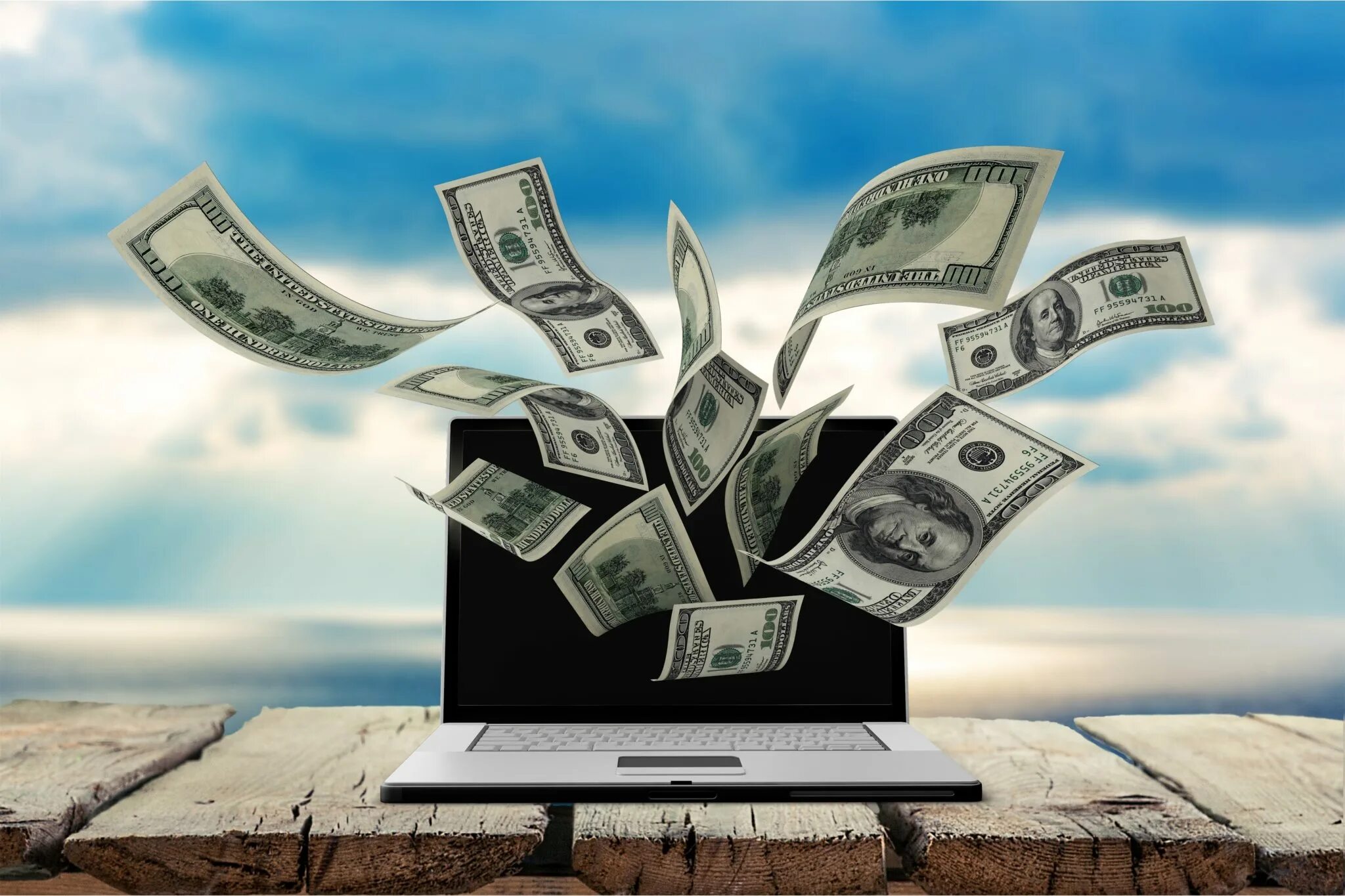 Деньги на столе. Ноутбук и деньги. Ноутбук и деньги. Заработок в интернете. Зарабатывать деньги.