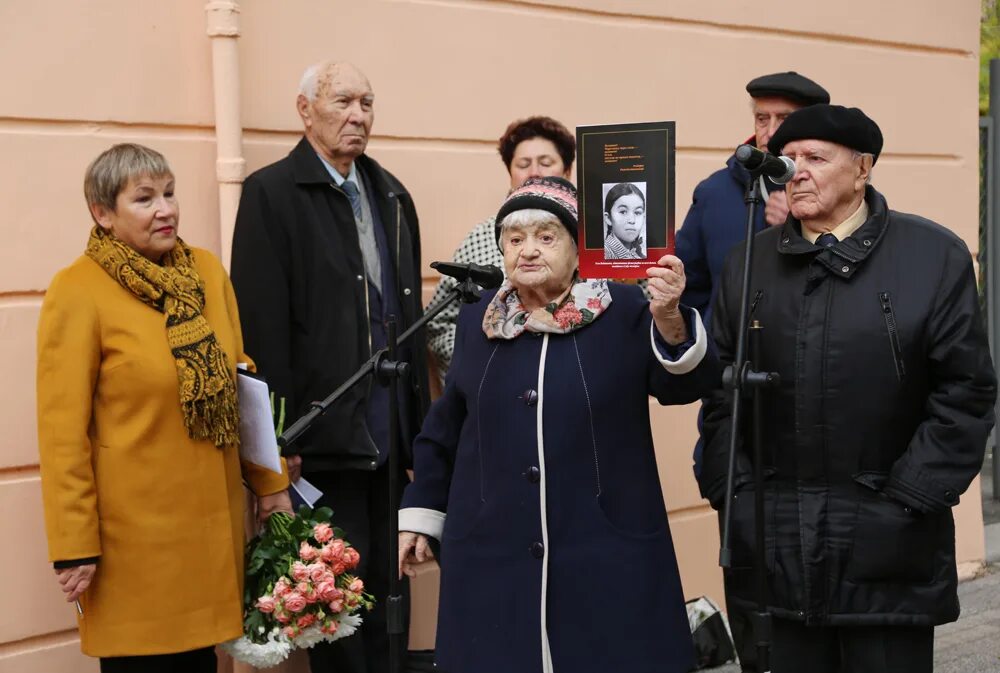 Служение людям и отечеству. Открытие памятника в саду пионеров в Воронеже. Памятник детям войны Воронеж на театральной. Открытие памятника Кольцову в Воронеже. Сад пионеров Воронеж сейчас.