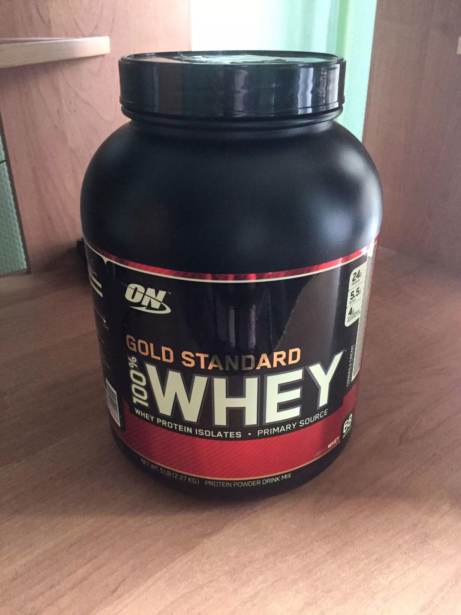 Протеин фото. Спортивное питание Whey Protein. Спорт питания Whey протеин. Сывороточный изолят Голд стандарт. Протеин Whey красный.