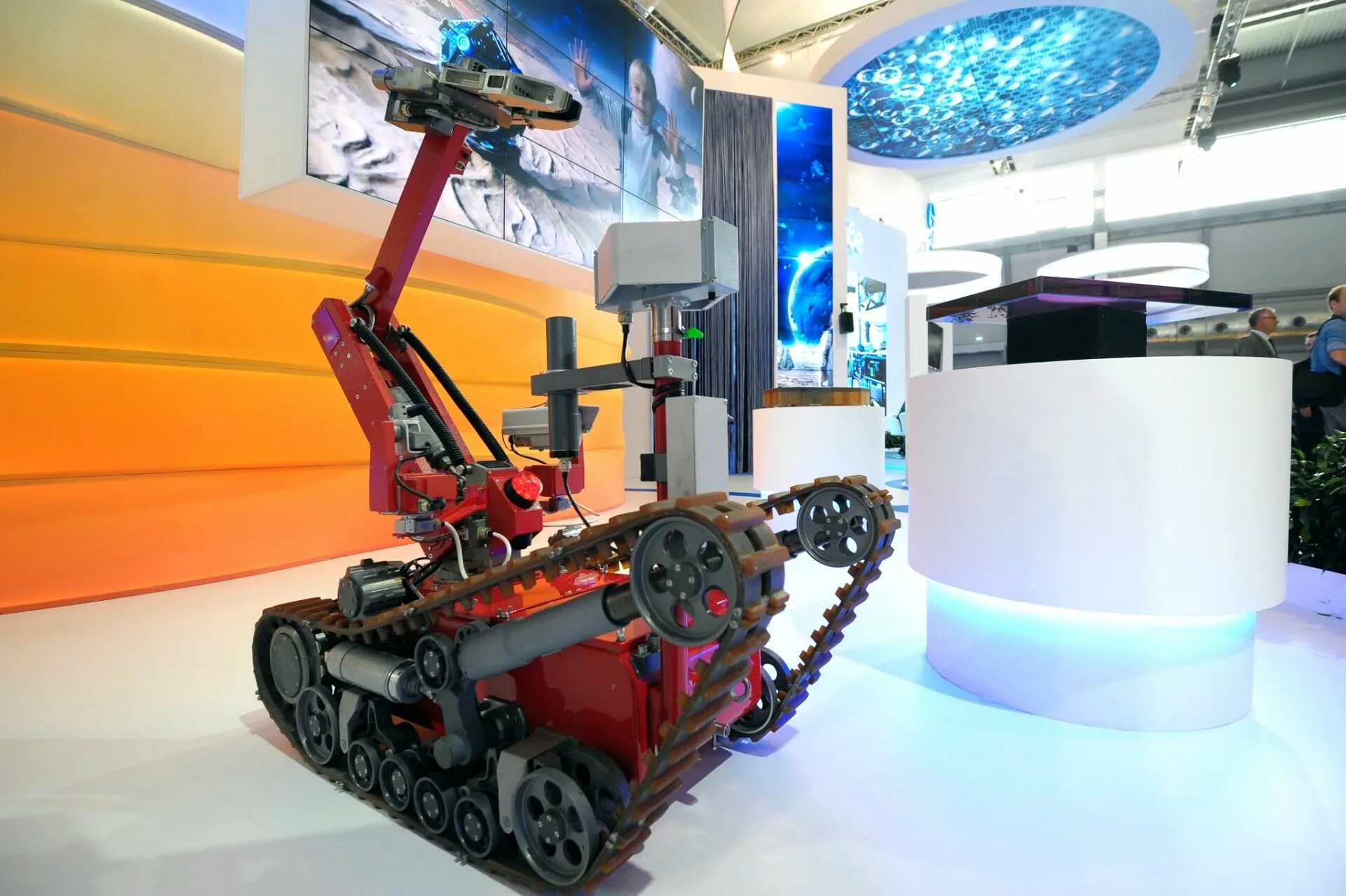 Где применяют роботов. Роботы мехатроника. 2.5.4 Роботы, мехатроника и робототехнические системы. Экстремальная робототехника. Строительная робототехника.