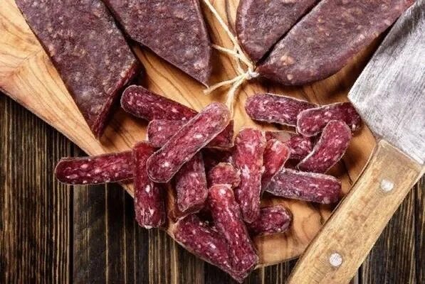 Суджук тавр. Турецкая колбаса суджук. суджук турецкая кухня. суджук хноев. суджук конина.
