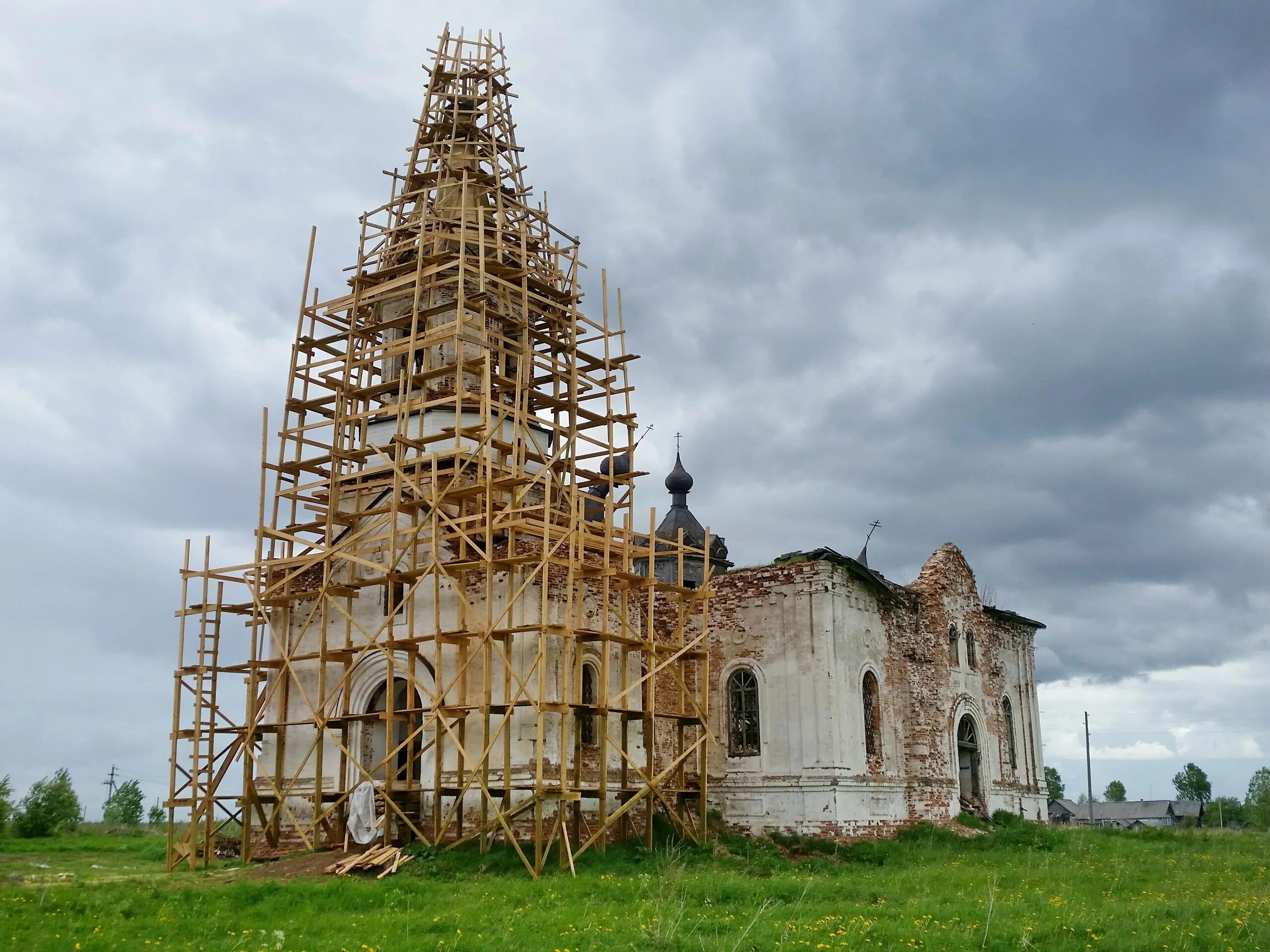 В селе есть церковь