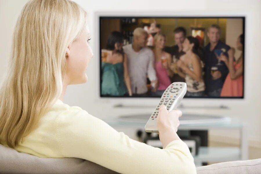 She don t watch tv. Женщина у телевизора. Девушка перед телевизором. Девушка смотрит телевизор. Девушка смотрит ТВ.